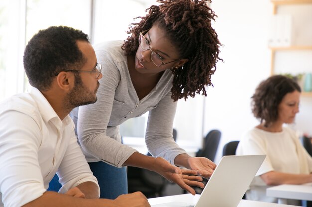 Instrutor explicando as especificações do software para o novo funcionário