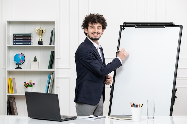 Instrutor moreno professor com computador de terno e quadro branco em sala de aula de desenho a bordo