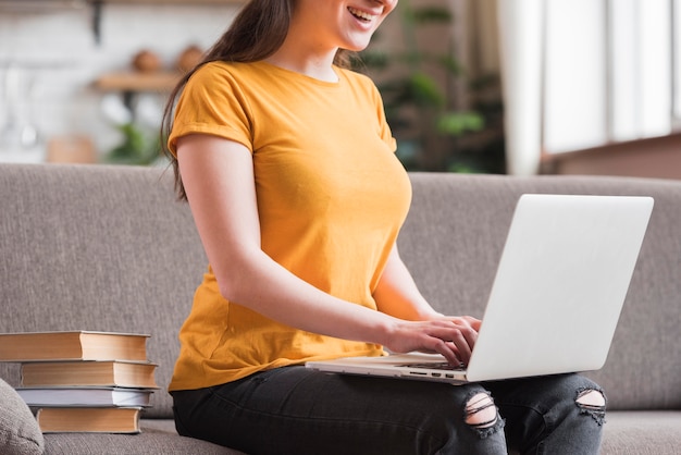 Inteligente jovem estudante trabalhando no laptop