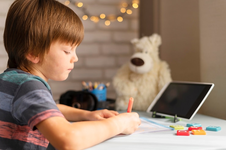 Foto grátis interações escolares online de rapazes laterais