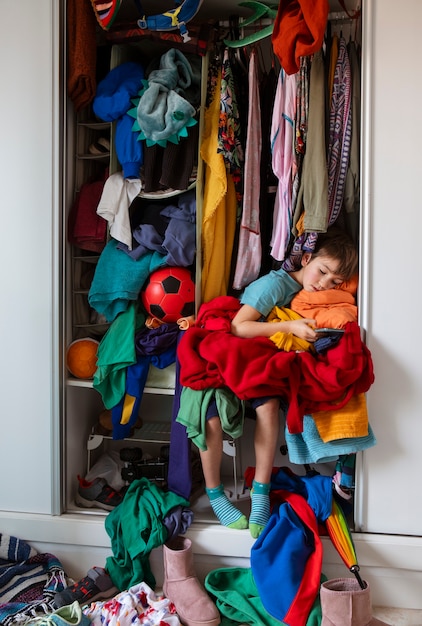Foto grátis interior bagunçado cheio de roupas
