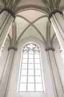 Foto grátis interior brilhante da igreja com vitrais vista de baixo