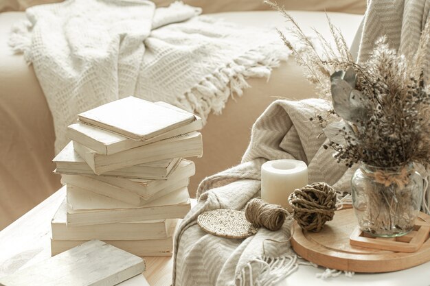 Interior da casa com livros e flores secas.