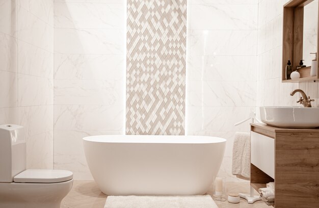 Interior de casa de banho moderna com elementos decorativos.