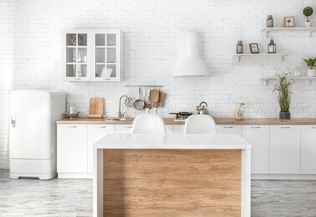 Interior de cozinha escandinavo moderno e elegante com acessórios de cozinha.