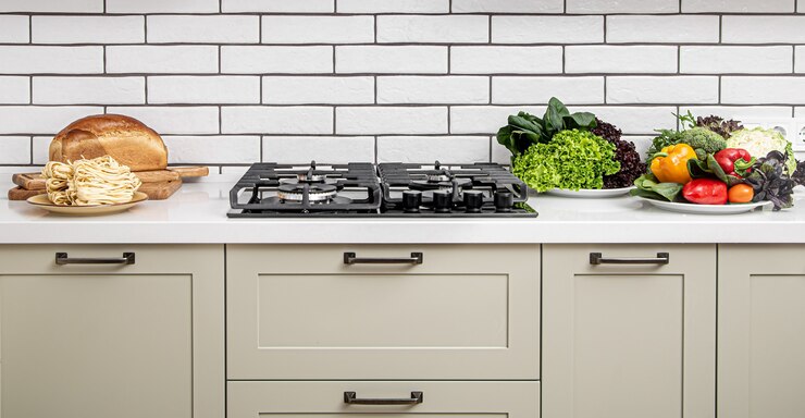 Foto grátis interior de cozinha moderno em estilo minimalista com produtos brilhantes para cozinhar.