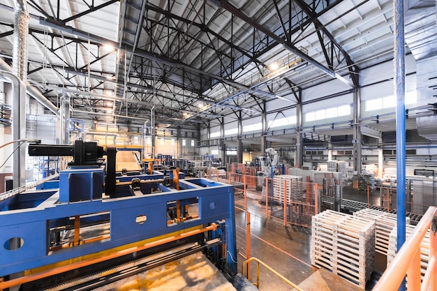 Interior de oficina de fábrica e máquinas no processo de produção de fundo da indústria de vidro