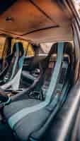 Foto grátis interior de um carro com assentos com listras azuis