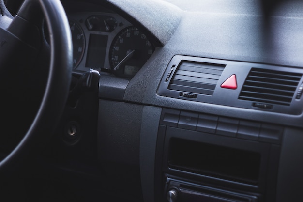 Interior de um carro com volante e velocímetro