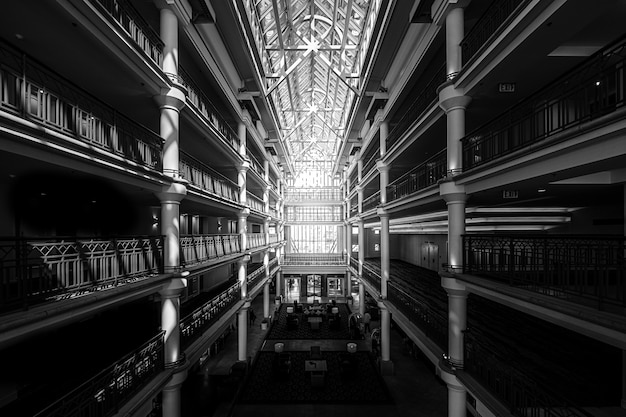 Foto grátis interior de um grande edifício com teto de vidro