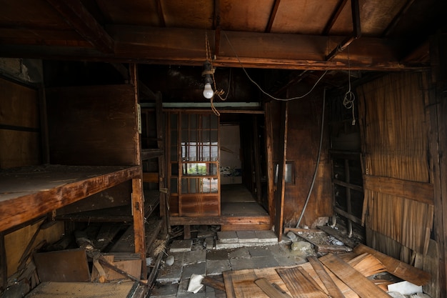 Interior desordenado da casa abandonada