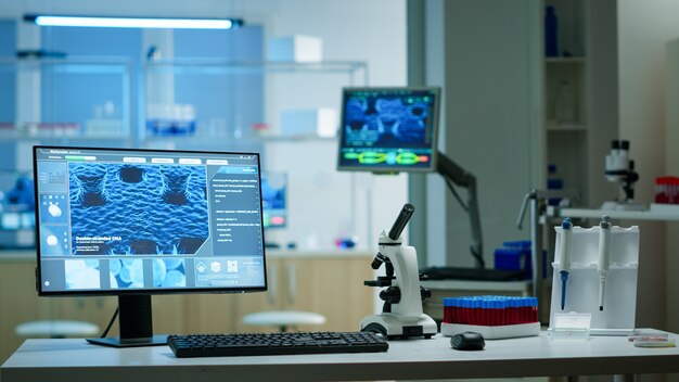 Interior do laboratório de ciências vazio com equipamento moderno preparado para inovação farmacêutica, utilizando ferramentas de microbiologia de alta tecnologia para pesquisa científica. Desenvolvimento de vacina contra o vírus covid19