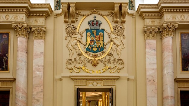 Interior do Museu Nacional de Arte em Bucareste Romênia Detalhes dourados da pintura em mármore