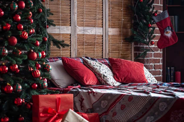 Interior do quarto com árvore de natal e detalhes de decoração