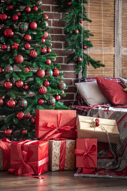 Interior do quarto de Natal com cores verde-avermelhadas e uma árvore de Natal