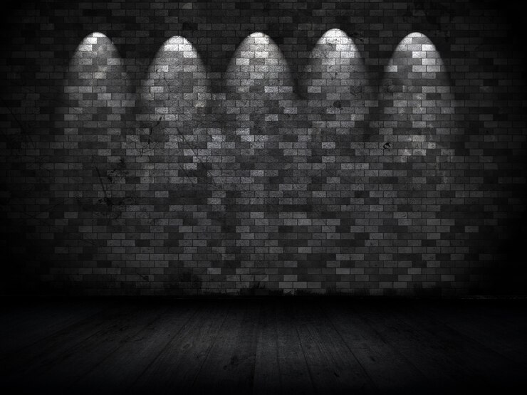 Foto grátis interior em estilo grunge com holofotes na parede de tijolos antigos