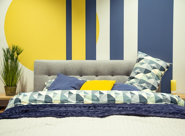 Interior moderno do quarto em tons de azul e amarelo.