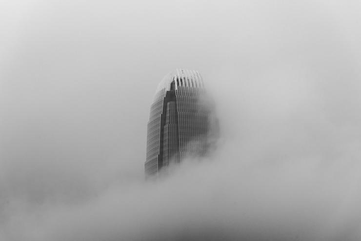 Foto grátis international finance centre, também conhecido como hong kong finger entre as belas nuvens
