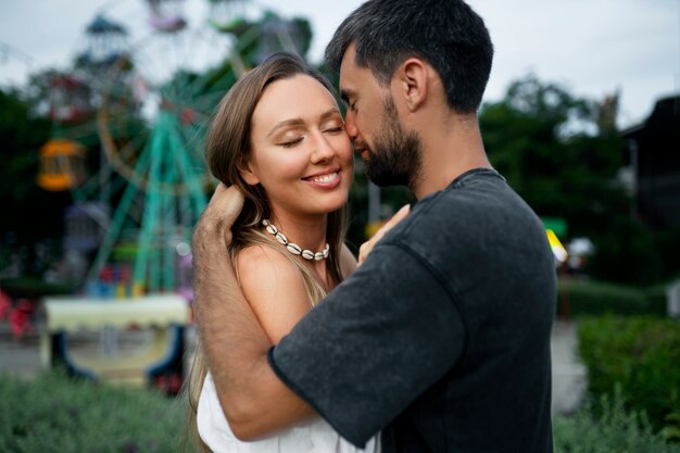 Intimidade pública de casal feliz de tiro médio