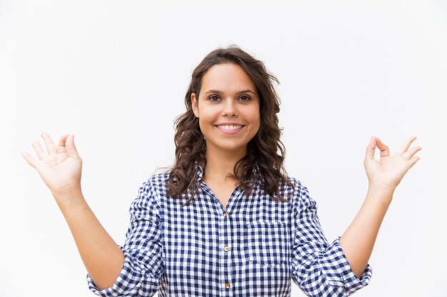 Iogue pacífica feliz garota fazendo gesto de mão zen