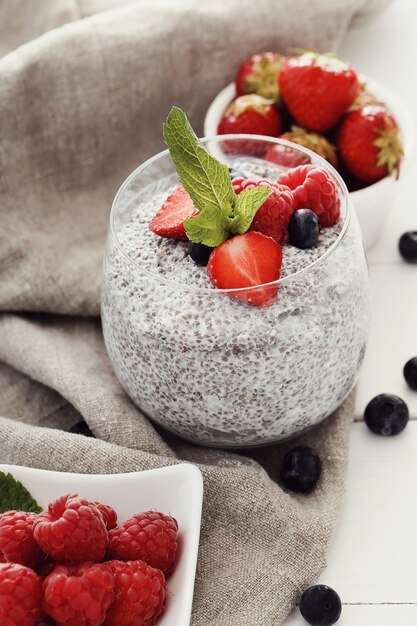 Iogurte com sementes de chia e frutas em vidro