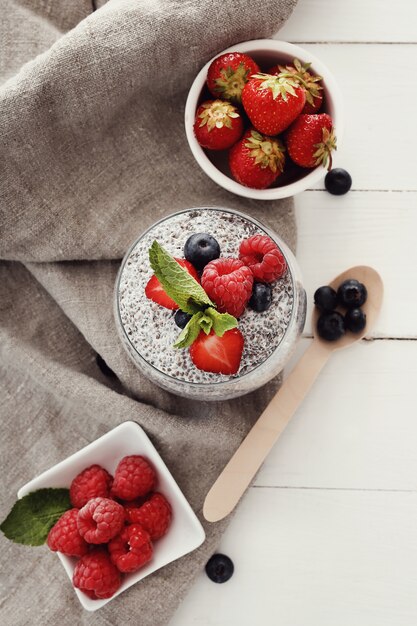 Iogurte com sementes de chia e frutas em vidro