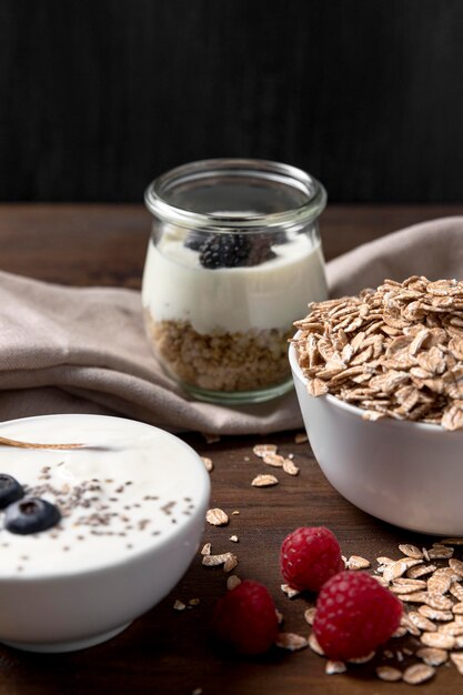 Foto grátis iogurte de alto ângulo com granola e frutas