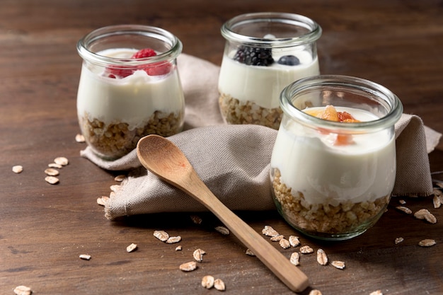 Iogurte natural com cereais e frutas granola