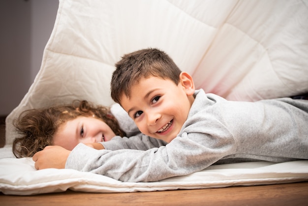 Foto grátis irmão e irmã brincando juntos no quarto