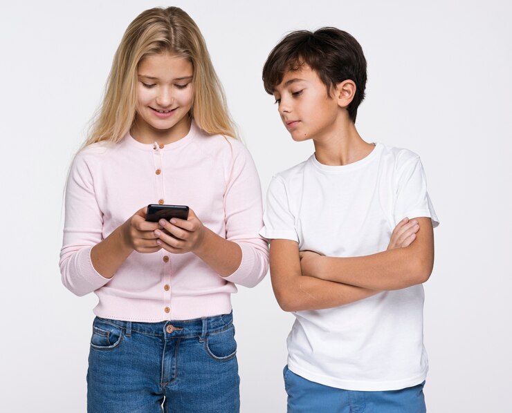 Foto grátis irmão mais novo, olhando no telefone da irmã