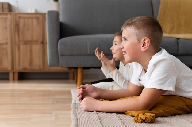 Irmãos assistindo televisão juntos