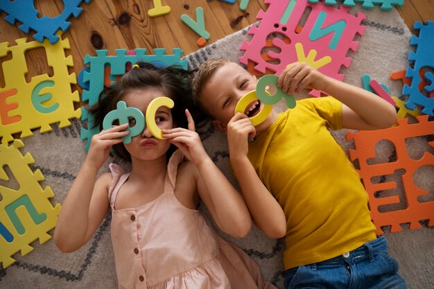 Irmãos brincando com brinquedos de quebra-cabeça