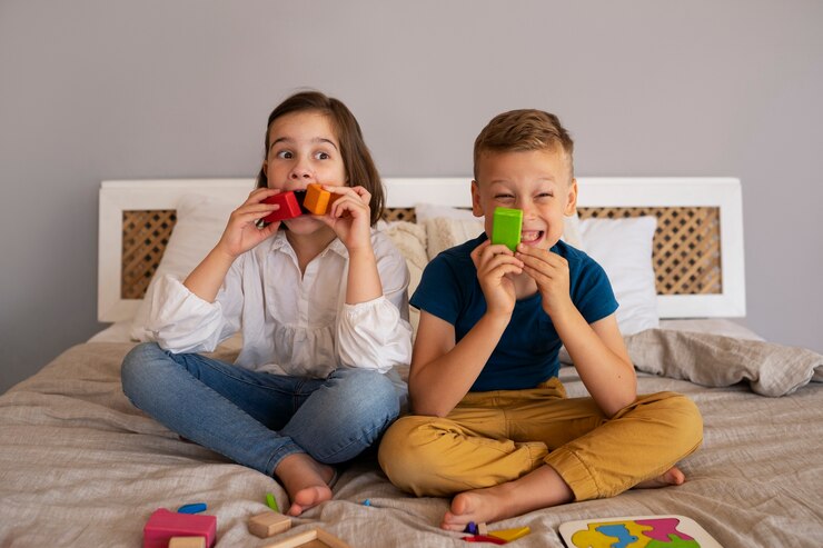 Foto grátis irmãos brincando com brinquedos de quebra-cabeça