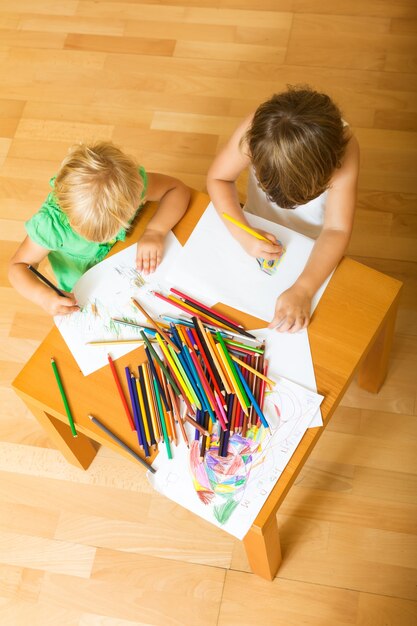 Irmãos brincando com lápis