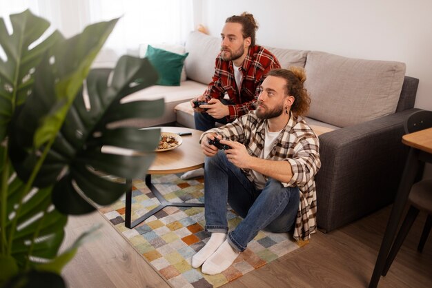 Irmãos de tiro completo jogando videogame