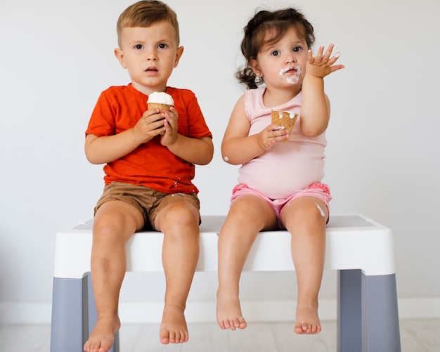 Foto grátis irmãos jovens bonitos, olhando para a câmera