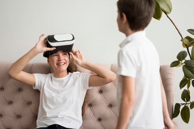 Foto grátis irmãos tentando fone de ouvido de realidade virtual