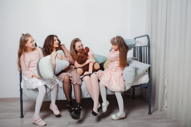 Irmãs bonitos em um vestido bonito em casa