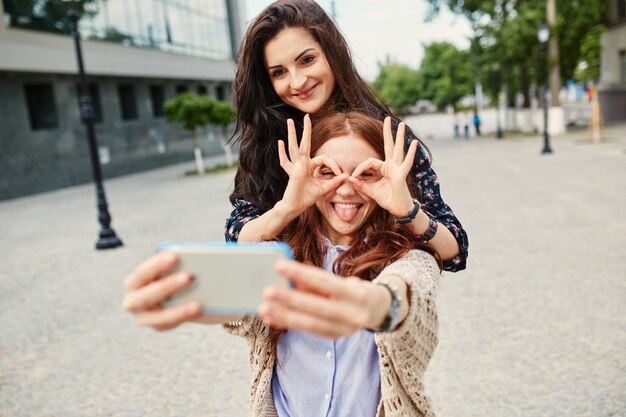 Irmãs fazendo selfie