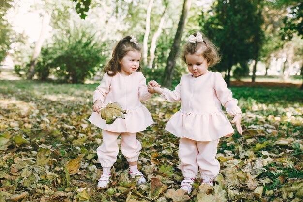 Irmãzinhas bonitinha brincando em um parque de primavera