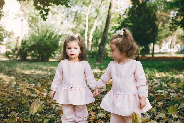 Irmãzinhas bonitinha brincando em um parque de primavera