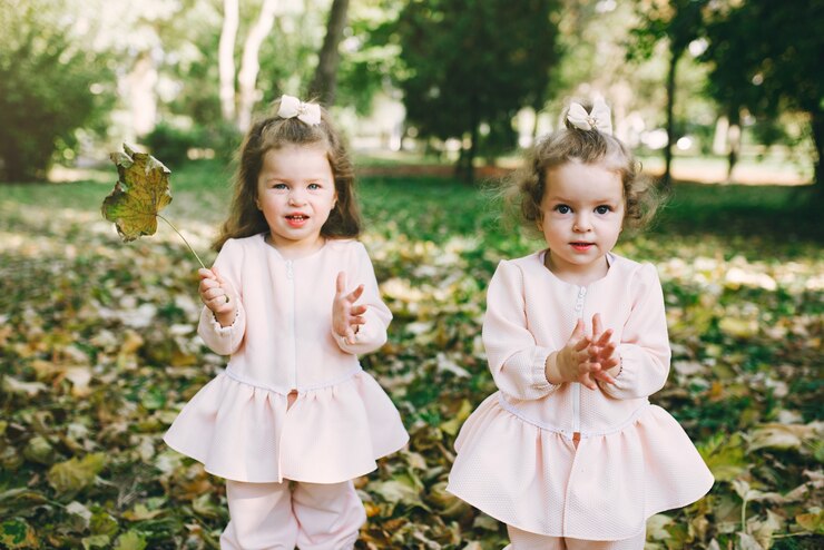 Foto grátis irmãzinhas bonitinha brincando em um parque de primavera