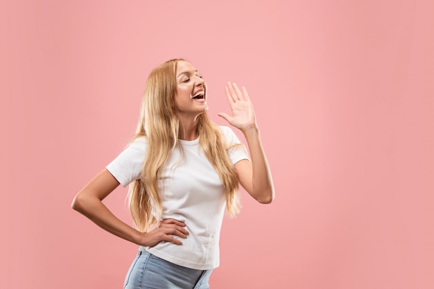 Isolado na jovem casual rosa gritando no estúdio