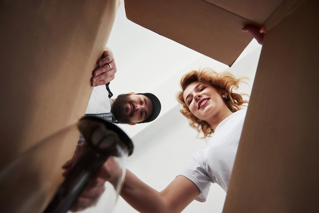 Isso é para a cozinha. casal feliz juntos em sua nova casa. concepção de movimento