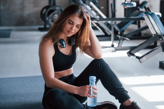 Isso é tudo por hoje. Foto de uma linda mulher loira na academia no fim de semana