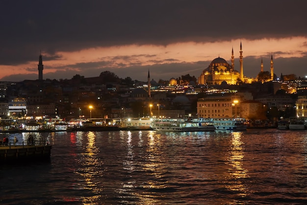 Istambul à noite bela vista do céu do mar e luzes da cidade