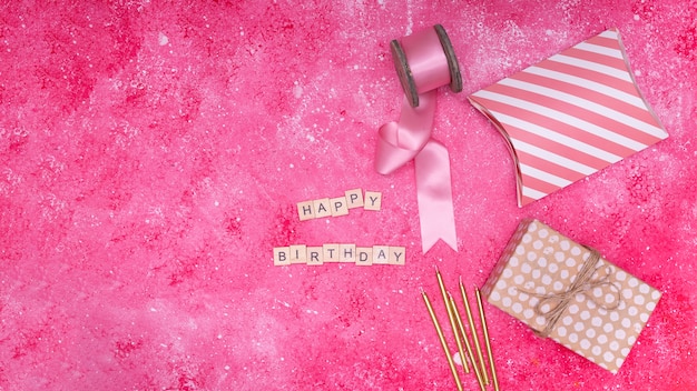 Itens de aniversário rosa com espaço de cópia