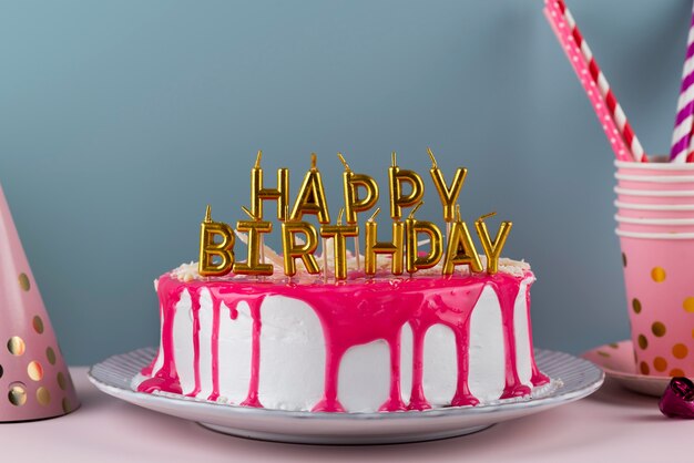 Itens de festa de aniversário e bolo