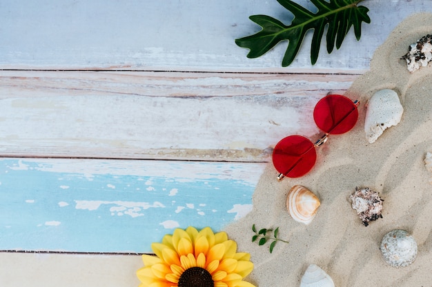 Itens de verão, acessório na temporada de férias na parede de cor.