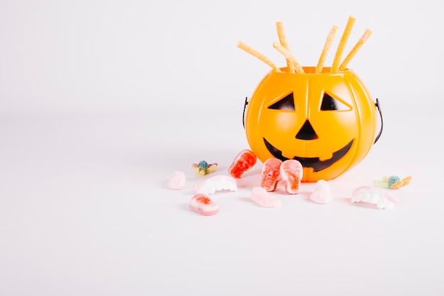 Jack-o-lantern cercado por doces gomosos